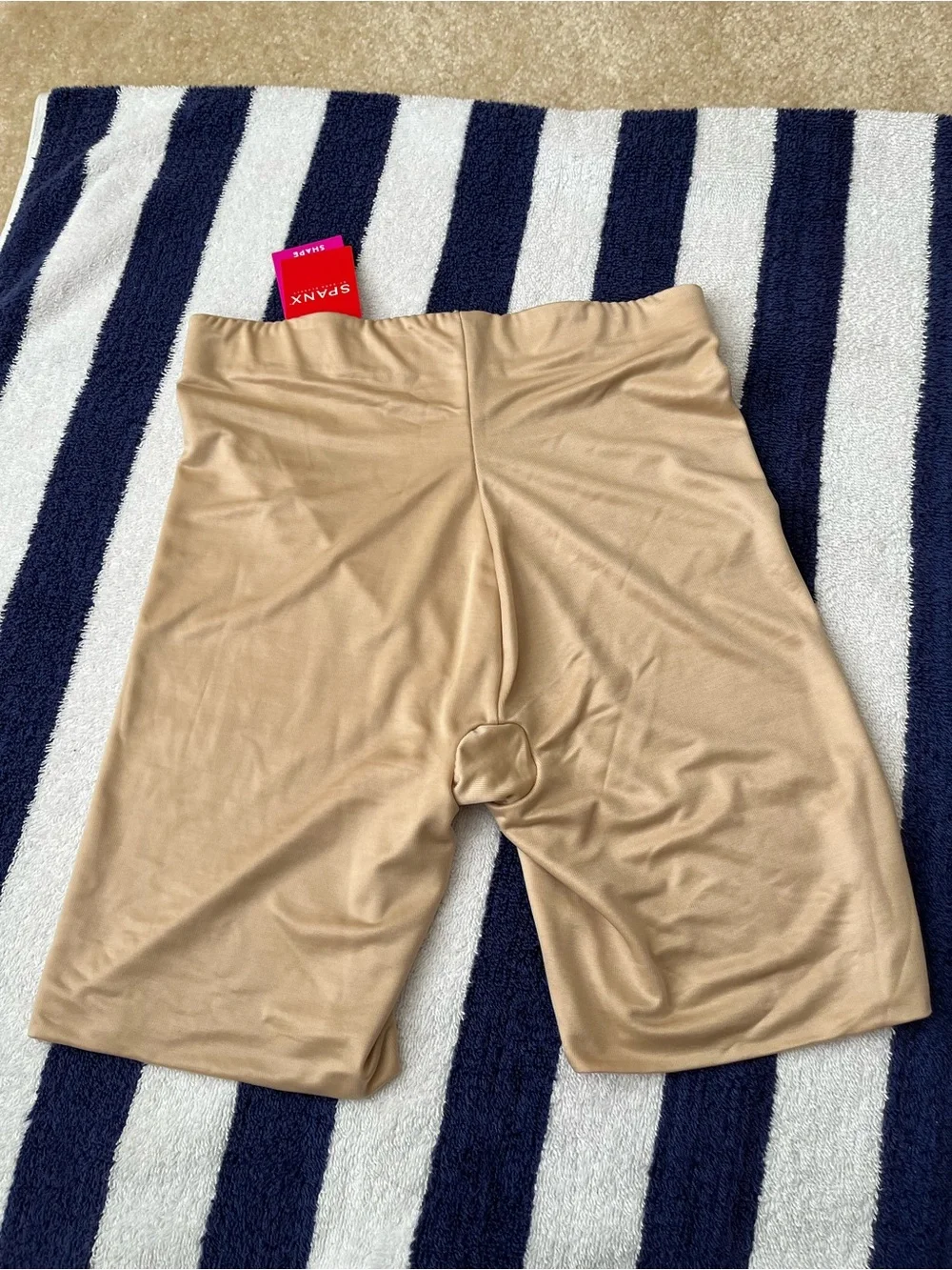 SPANX Mid Thigh Shape wear Short - Picture 2 of 4